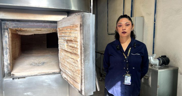 Mayra, orgullosa de ser la única embalsamadora y hornera en Velatorios del IMSS; actualmente trabaja en la unidad Ecatepec de IMSS Estado de México Oriente