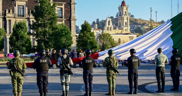 Encabeza Gobernadora Delfina Gómez Álvarez ceremonia de izamiento y honores a la Bandera nacional en la Plaza de los Mártires de Toluca