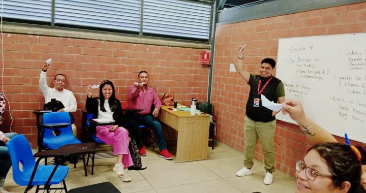 EL GOBIERNO DE YOSELIN MENDOZA REALIZA INNOVADOR TALLER DE ESCUELA PARA PADRES