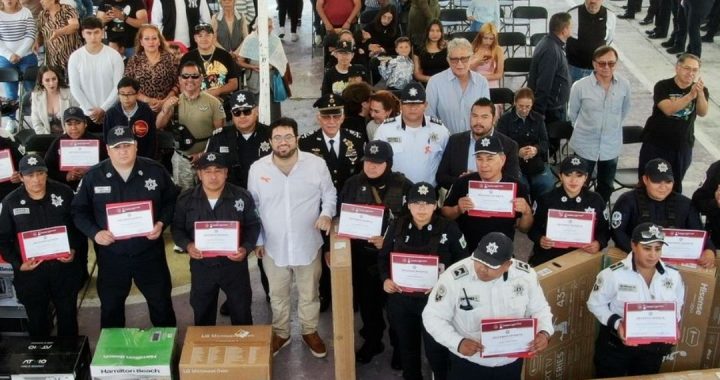 ENTREGA ISAAC MONTOYA ESTÍMULOS Y RECONOCIMIENTOS A 39 POLICÍAS MUNICIPALES POR ACTOS HEROICOS EN APOYO A LA CIUDADANÍA