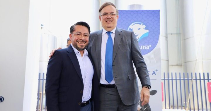 Daniel Serrano y Marcelo Ebrard, en la entrega del certificado “Hecho en México” al grupo Alpura, empresa izcallense