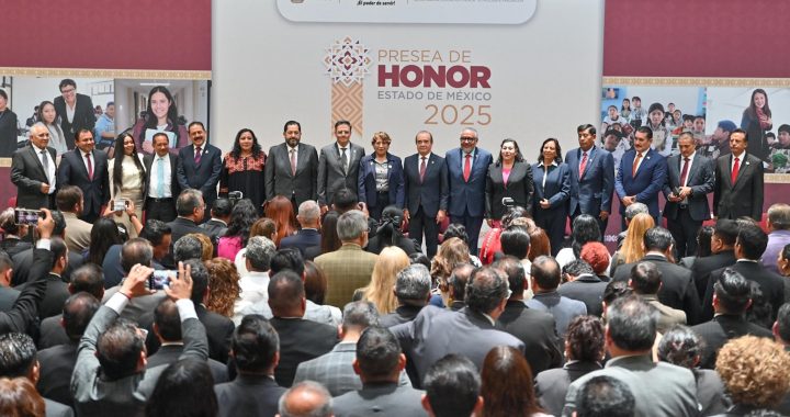Presencian congresistas entrega de reconocimientos a docentes
