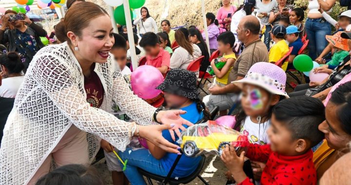 YOSELIN MENDOZA DISFRUTA CON LA NIÑEZ NICOLASROMERENSE EN SU DÍA