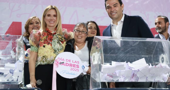 HUIXQUILUCAN REGALA 14 CASAS PARA RECONOCER LA LABOR DE LAS MAMÁS