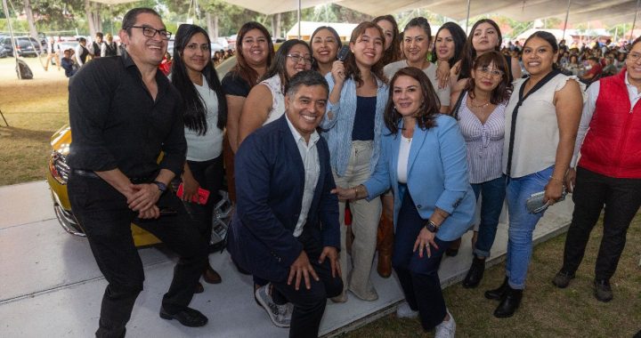 RIFAN UN AUTO EN FESTEJO DEL DÍA DEL MAESTRO EN COACALCO