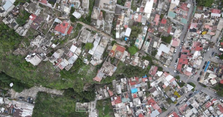 ATIENDE TLALNEPANTLA OPORTUNAMENTE DESLAVE DE MATERIAL ROCOSO EN COLONIA LA CANTERA