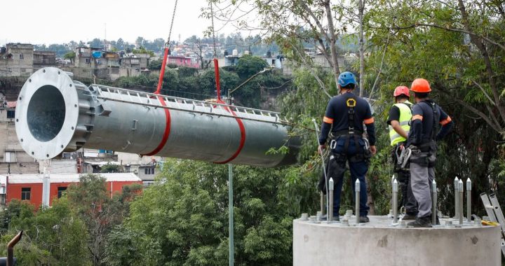 SUPERVISAN ALCALDE ISAAC MONTOYA Y SECRETARIO DE MOVILIDAD MONTAJE DEL PRIMERO DE LOS 62 POSTES CON LOS QUE CONTARÁ LA LÍNEA 3 DEL MEXICABLE