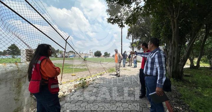 Gobierno Municipal brinda apoyo en retiro de barda perimetral caída en Parroquia de San Francisco de Asís en Tepojaco