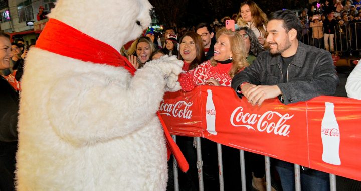 LA ESPECTACULARIDAD DE LA CARAVANA COCA COLA LLEGÓ A ATIZAPÁN