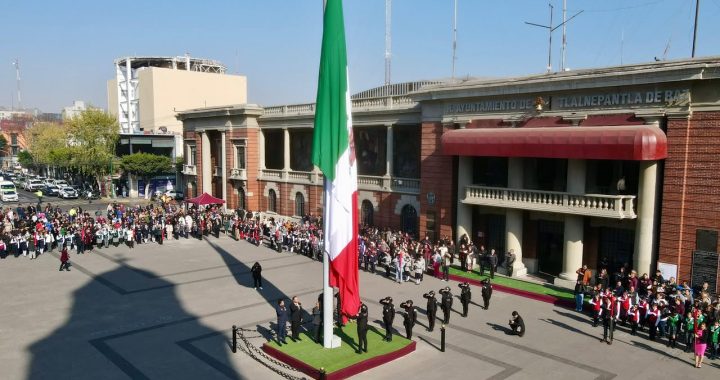 ENCABEZA RACIEL PEREZ CRUZ EL DIA DE LA BANDERA
