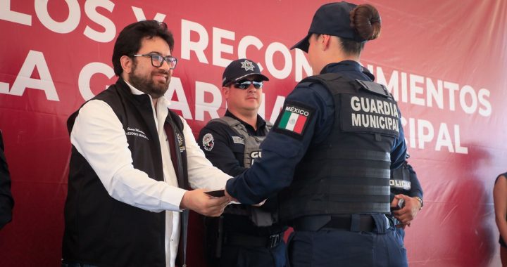 ENTREGA ALCALDE ISAAC MONTOYA ESTÍMULOS Y RECONOCIMIENTOS A ELEMENTOS DE LA GUARDIA MUNICIPAL