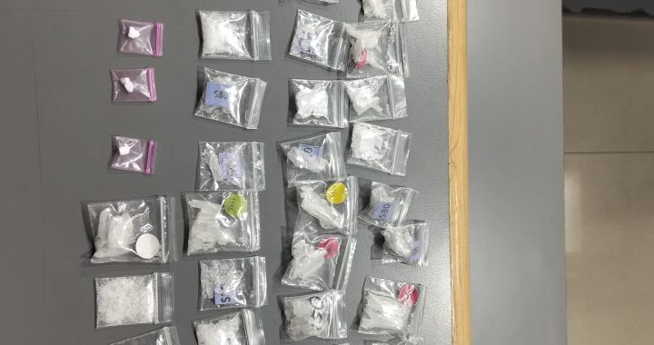 POLICÍAS DE TLALNEPANTLA DETIENEN A SUJETO EN POSESIÓN DE PRESUNTA DROGA Y UNA RÉPLICA DE ARMA DE FUEGO