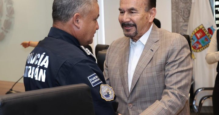 ATIZAPÁN DESPIDE CON HONORES A POLICÍAS QUE SE RETIRAN TRAS AÑOS DE SERVICIO