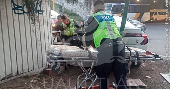 Cuerpos de emergencia de Izcalli atienden a mujer embarazada, tras choque entre taxi y tráiler: está estable y con acompañamiento de un familiar