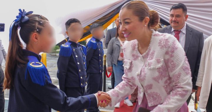 Reafirma Yoselin Mendoza respaldo a la educación al acompañar graduaciones escolares