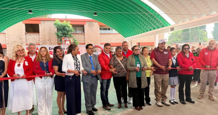 Alcalde de Coacalco inaugura arcotecho en primaria y denuncia presunto bloqueo de funcionaria estatal