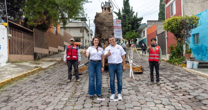 El presidente municipal de Coacalco, David Sánchez Isidoro, dio el banderazo de inicio a la obra de repavimentación con concreto hidráulico